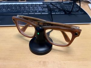 Smart glasses charging status